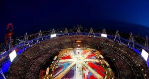 2012/8/12伦敦奥林匹克体育场，伦敦夏季奥运会闭幕式中的“米”字型舞台俯瞰图 (© Rob Carr/Getty Images) &copy; (Bing China)