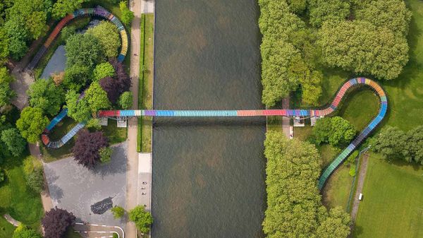 Luftbild der „Slinky Springs to Fame“-Brücke über den Rhein-Herne-Kanal, Oberhausen, Nordrhein-Westfalen, Deutschland