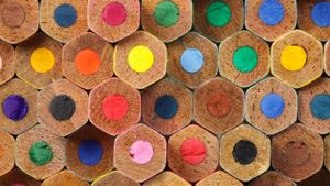 堆叠的彩色铅笔 (© taweesak thiprod/Shutterstock)(Bing China)