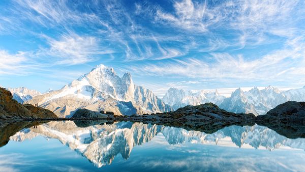 Reflet du ciel sur le lac Blanc, Alpes françaises, Monte Bianco en arrière-plan, Chamonix