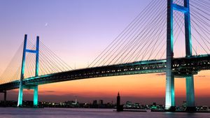 夕暮れに染まる橋, 神奈川県 横浜市 (© Prisma by Dukas Presseagentur GmbH/Alamy Stock Photo)(Bing Japan)