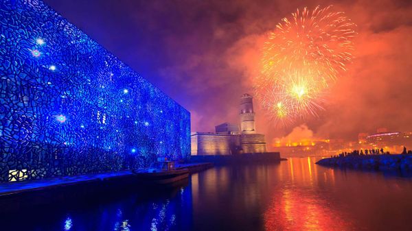 Feu d’artifice du 14 Juillet au-dessus du Vieux-Port de Marseille, Provence-Alpes-Côte d’Azur