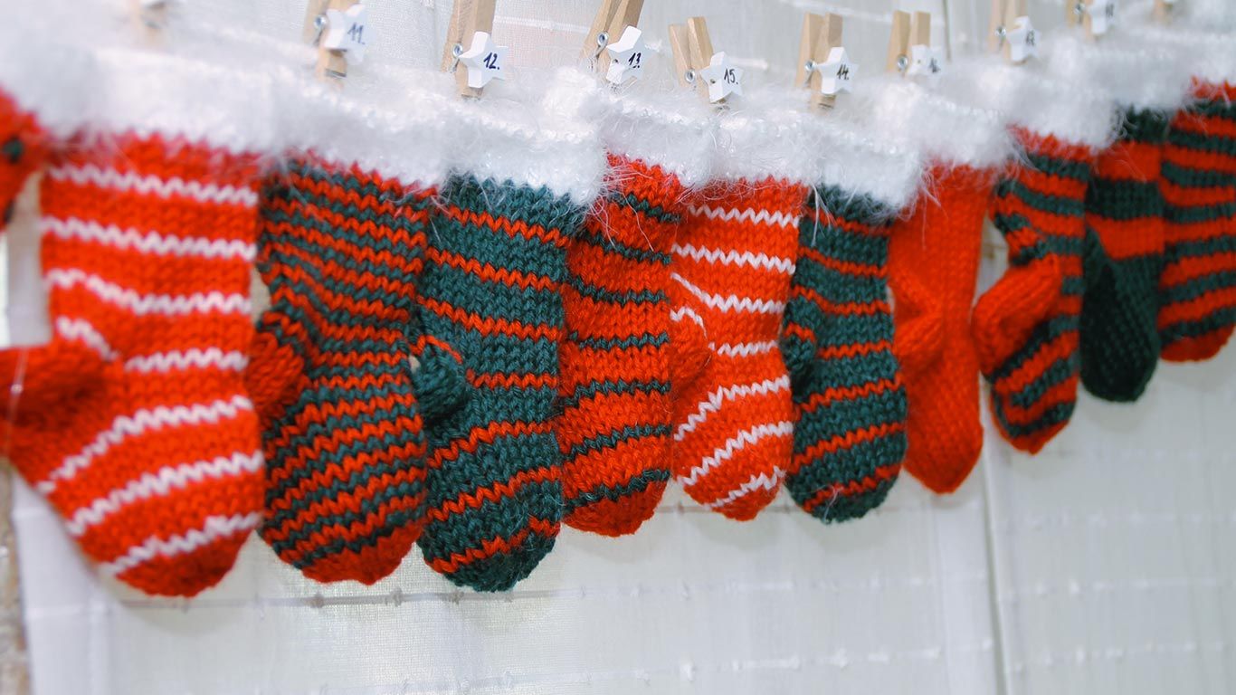 Un calendrier de l’Avent composé de petites chaussettes tricotées