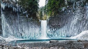 ｢アビクア滝｣米国オレゴン州 (© Joshua Meador/Tandem Stills + Motion)(Bing Japan)