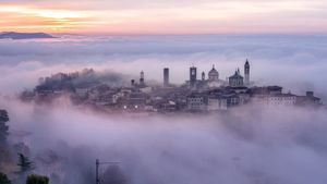 Città Alta di Bergamo avvolta dalla nebbia, Lombardia (© Gambarini Gianandrea/Shutterstock)(Bing Italia)