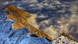 新西兰南阿尔卑斯山，中奥塔哥地区瓦纳卡湖上空的云海 (© Colin Monteath/age fotostock)(Bing China)