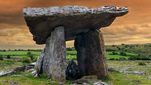 ｢プールナブローン・ドルメン｣アイルランド, バレン国立公園 (© Danita Delimont/Getty Images)(Bing Japan)