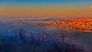 ｢バッドランズ国立公園の夕暮れ｣米国サウスダコタ州 (© Tetra Images/Getty Images)(Bing Japan)