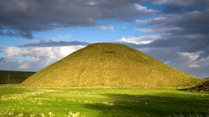 Neolithische Stätte Silbury Hill, Tilshead, Wiltshire, England (© dbstockphoto/Getty Images)(Bing Deutschland)