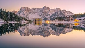 Lake Misurina, Dolomites, Italy (© Marco Bottigelli/Getty Images)(Bing United Kingdom)