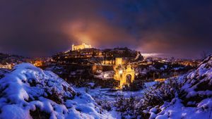 Luces de Toledo encendidas tras una tormenta de nieve (© Cavan Images/Getty Images)(Bing España)