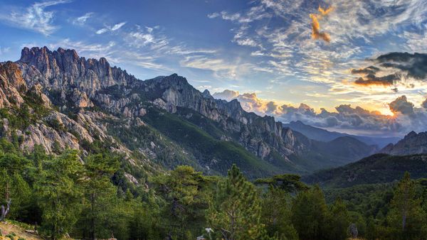 Lever de soleil au-dessus des aiguilles de Bavella, Corse, France