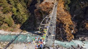 ｢ドゥード・コシの吊り橋｣ネパール, エベレスト街道 (© AirPano)(Bing Japan)