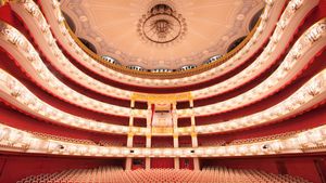 Innenansicht Münchner Nationaltheater Opernhaus, München, Bayern (© plainpicture/RelaxImages/WRIGHT)(Bing Deutschland)