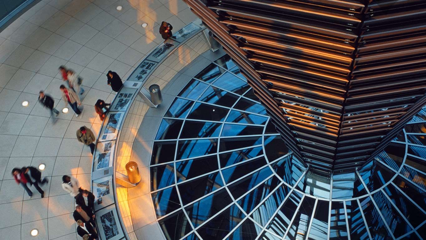 Besucher im Innern der Kuppel des Reichstagsgebäudes in Berlin
