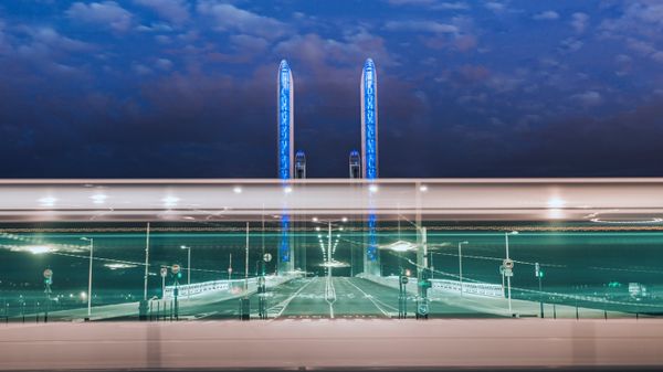 Pont Jacques-Chaban-Delmas au travers d’un tram, Bordeaux, Aquitaine