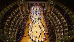 维也纳国家歌剧院内的舞会，奥地利 (© APA-PictureDesk GmbH/REX/Shutterstock)(Bing China)