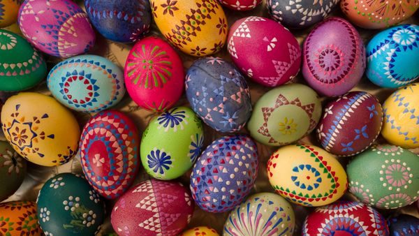Bunt bemalte sorbische Ostereier aus Deutschland