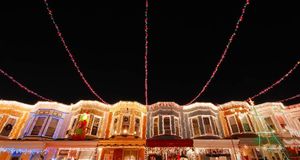 Illuminations de Noël sur des façades de maisons de la 34e Rue du quartier de Hampden à Baltimore, Maryland, États-Unis (© Troy McCullough/Getty Images) &copy; (Bing France)