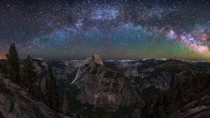 半穹顶景观点上空的银河，优胜美地国家公园，加利福尼亚州 (© Cory Marshall/Tandem Stills + Motion)(Bing China)