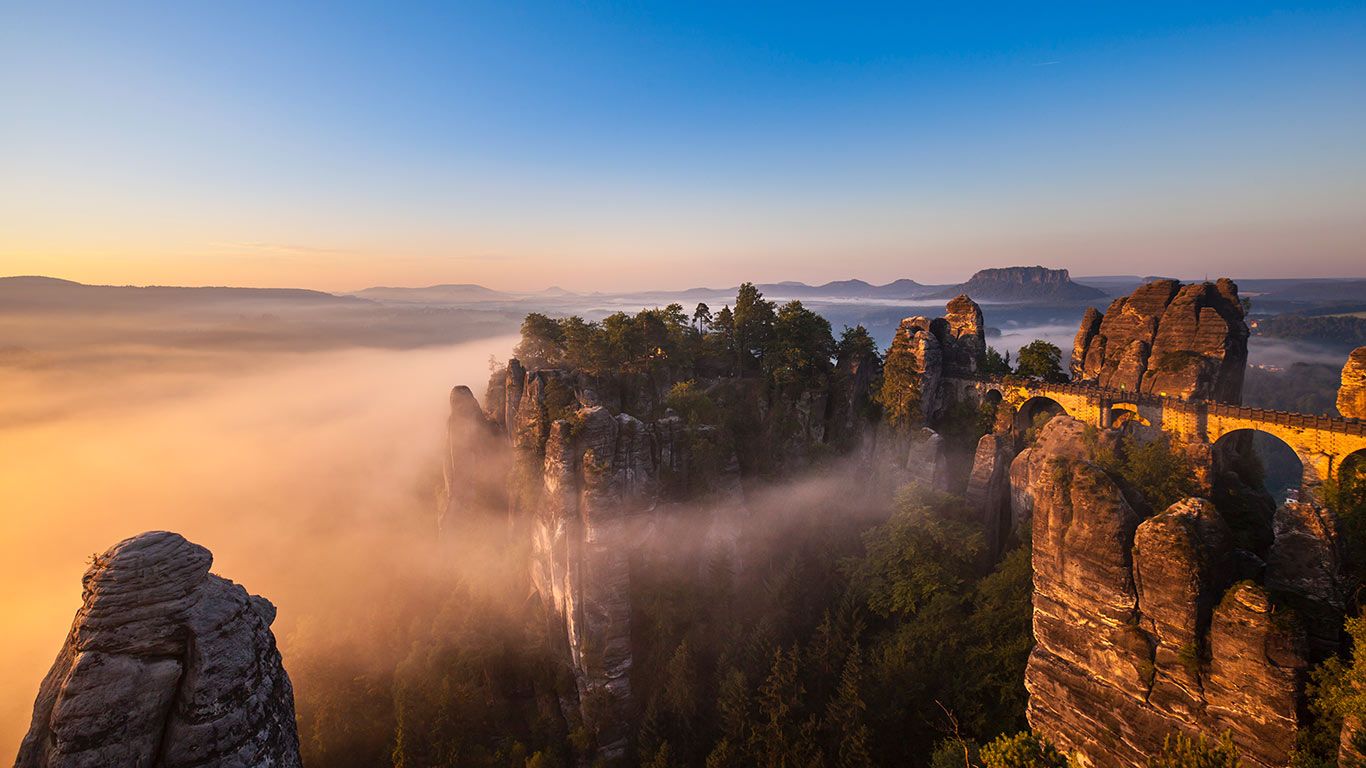 Elbsandsteingebirge und Basteibrücke in der Morgendämmerung, Sachsen, Deutschland