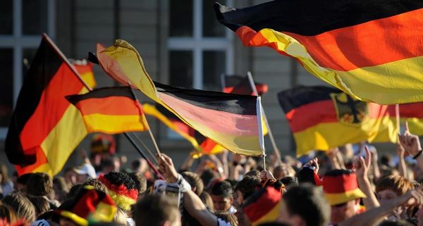 Deutsche Fußballfans bei der EM 2008 auf dem Schlossplatz in Stuttgart