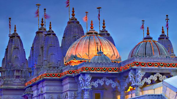 “BAPS Shri Swaminarayan Mandir”, temple de Neasden décoré pour Diwali, Londres, Royaume-Uni