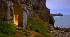 Chapelle Saint-Govan dans le parc national côtier du Pembrokeshire près de Bosherston, Pays de Galles (© Jim Richardson/Getty Images) &copy; (Bing France)