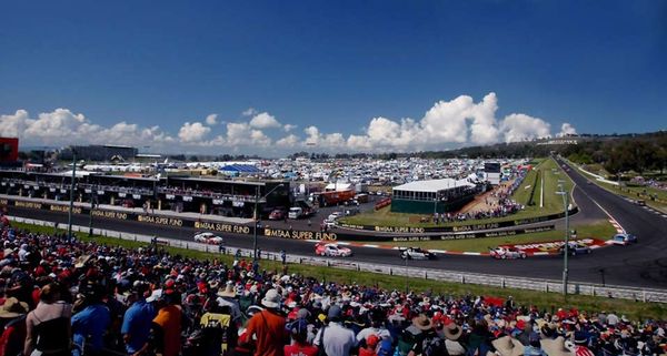 Cars round a bend during the Bathurst 1000, in round 10 of the V8 Supercars Championship Series at the Mount Panorama circuit on October 12, 2008 in Bathurst, Australia