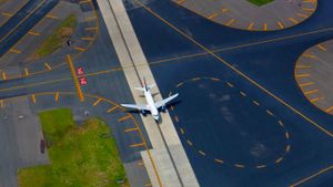 ｢ニューアーク・リバティー国際空港｣アメリカ, ニュージャージー州 (© Peter Adams/Corbis)(Bing Japan)
