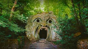 怪物公园里的奥库斯雕像, 意大利博马尔佐花园 (© Scott Wilson/Alamy)(Bing China)