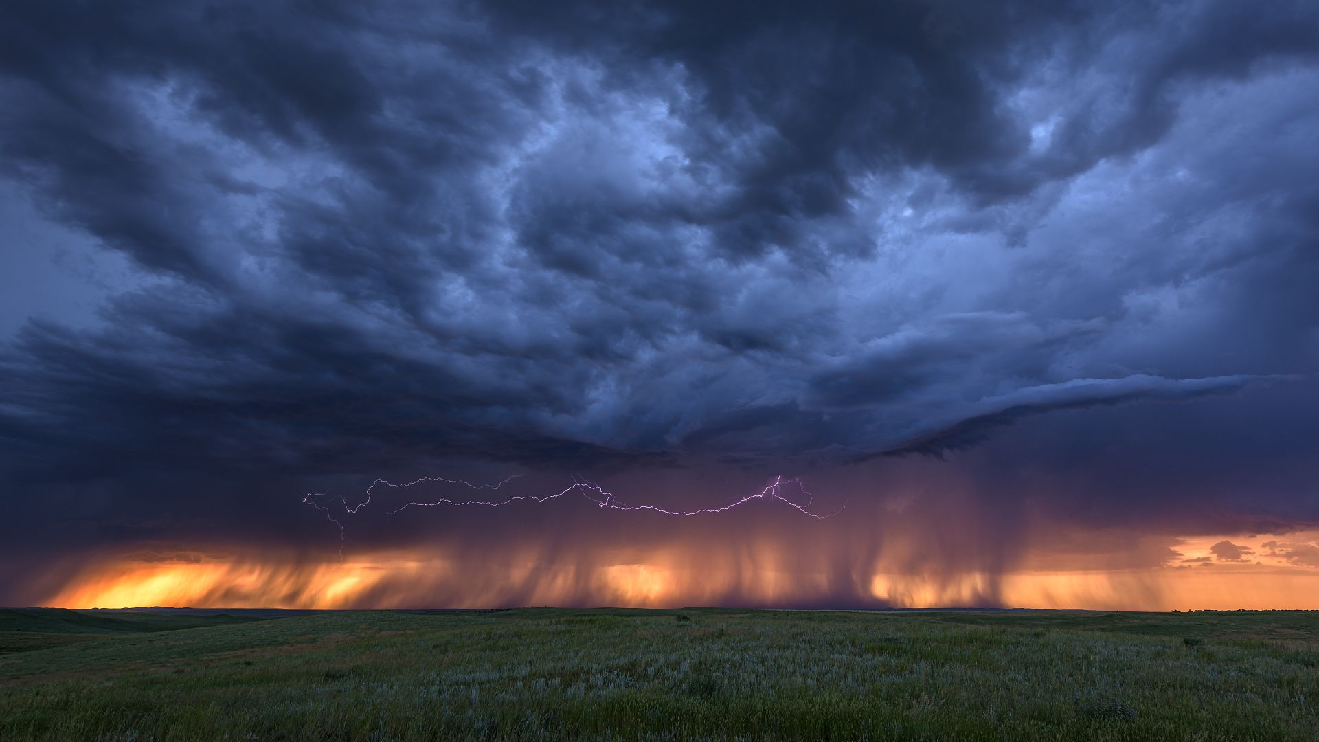 Fulmini e nubi temporalesche al tramonto vicino a Bowman, Nebraska, USA