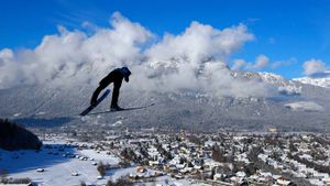 Neujahrsspringen der Vierschanzentournee in Garmisch-Partenkirchen, Bayern, Deutschland (© Rolf Kosecki/Corbis)(Bing Deutschland)