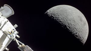 从美国宇航局猎户座飞船上看到的月球 (© NASA)(Bing China)