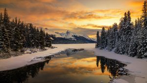 Scenic view of lake by snowcapped mountains in Banff, Alberta (© Herbert Rong/Getty Images)(Bing Canada)