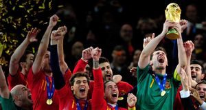 Spanien feiert den Gewinn der FIFA Fußballweltmeisterschaft 2010 in Südafrika nach dem Finale gegen die Niederlande im Soccer City-Stadion in Johannesburg am 11. Juli 2010 – Jamie McDonald/Getty Images &copy; (Bing Germany)