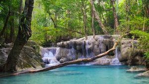 Parc national d’Erawan, province de Kanchanaburi, Thaïlande (© Banana Republic Images/Shutterstock)(Bing France)