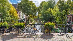 Biciclette su un ponte, Utrecht, Paesi Bassi (© George Pachantouris/Getty Images)(Bing Italia)