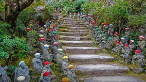 Statues Rakan longeant le sentier pavé du temple Daisho-in, Miyajima, Japon (© Malcolm Fairman/Alamy Stock Photo)(Bing France)
