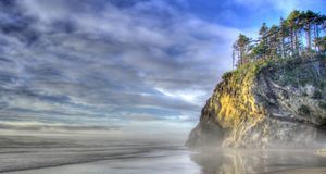 Hug Point on the Oregon coast (© Tanmay Ganacharya) &copy; (Bing United States)