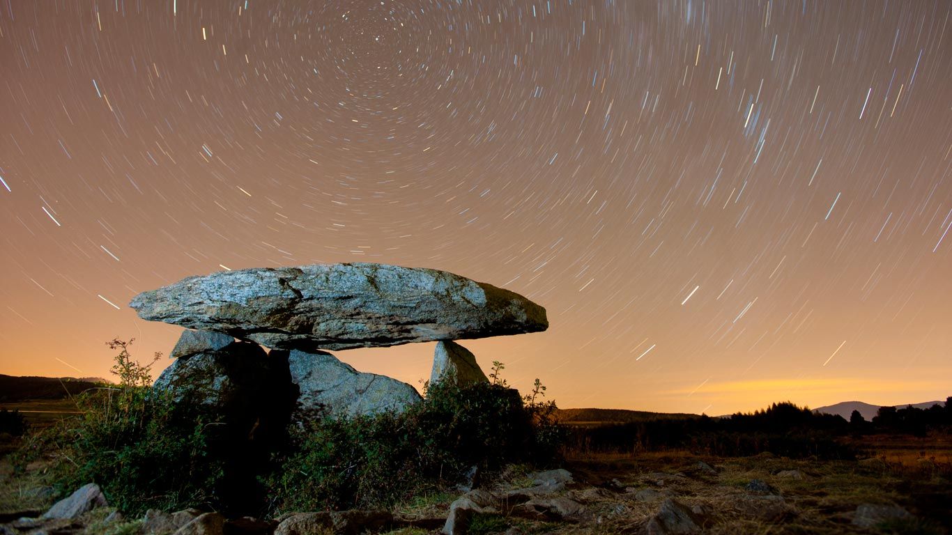 Dolmen de La Borda ou des Pascarets la nuit à Eyne, Pyrénées-Orientales