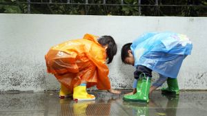 穿着雨衣的儿童 (© Blue Jean Images/Corbis)(Bing China)
