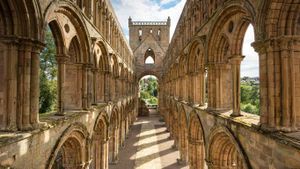 Jedburgh Abbey in the Scottish Borders (© Markus Keller/imageBROKER/age fotostock)(Bing United Kingdom)