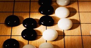 围棋与棋盘的特写 (© TAO Images Limited/Getty Images) &copy; (Bing China)