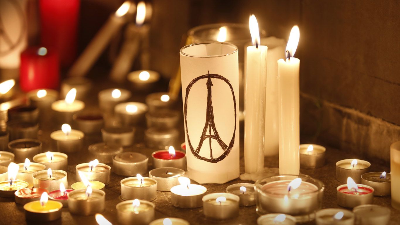 Des bougies sont allumées lors d’un rassemblement à Hong Kong en hommage aux victimes des attentats commis à Paris, 14 novembre 2015