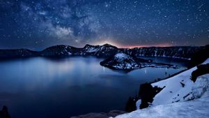 Voie lactée au-dessus de Crater Lake, Oregon, États-Unis (© Nagesh Mahadev)(Bing France)