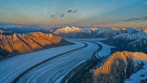 La chaîne Saint-Élie et le glacier Kaskawulsh Glacier dans le parc national et réserve de Kluane dans le Yukon, Canada (© Design Pics Inc/Alamy)(Bing France)