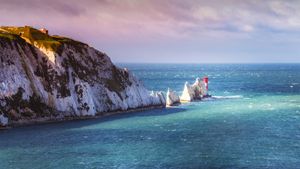 英格兰怀特岛上的尼德尔斯白垩岩石和19世纪的灯塔。 (© CBCK Christine/iStock/Getty Images Plus)(Bing China)