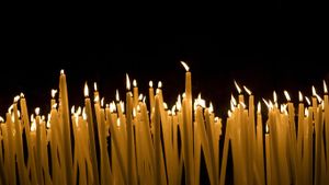 Brennende Kerzen (© Mauritius/SuperStock)(Bing Deutschland)