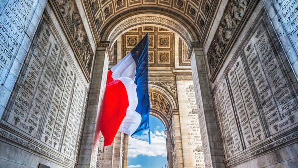 Drapeau français sous l’Arc de Triomphe, Paris, France